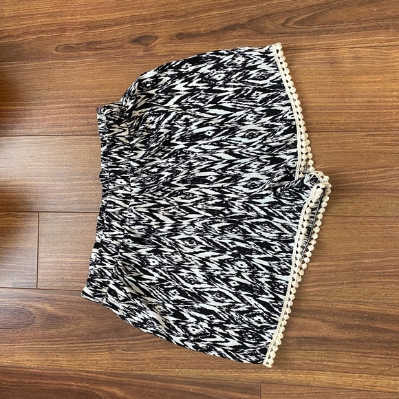 Pants - Adorable black/white poly Fabric Shorts, small, trim accent. no wrinkle